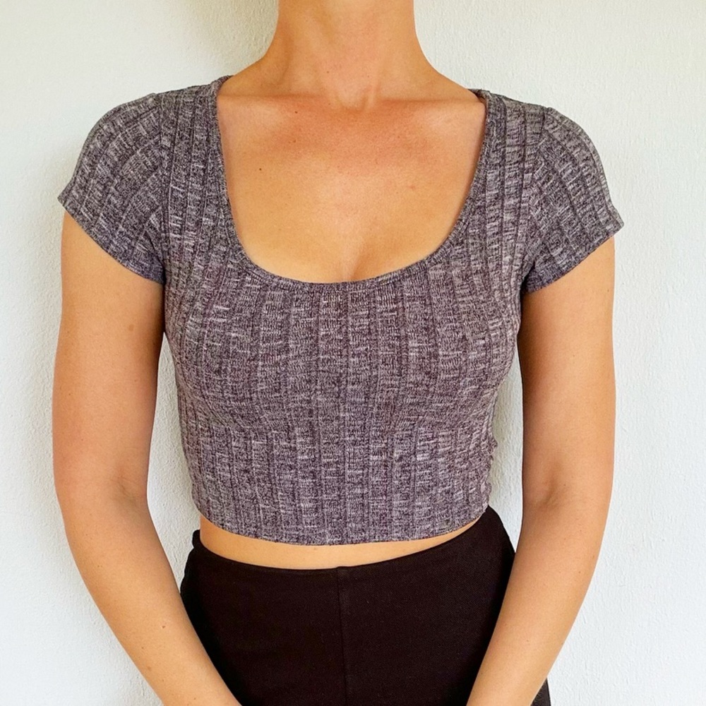Nollie dark gray ribbed stretch scoop neck crop top tee size small